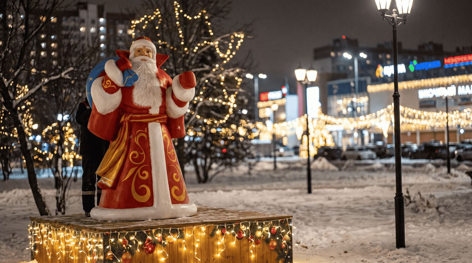Новогоднее оформление городской площади: фигура Деда Мороза